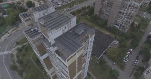 空中调查城市 Akademgorodok 从高度。秋天天云彩。在基辅的睡眠区有许多高层建筑。苏联时代的建筑学 — 图库视频影像
