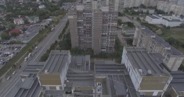 Levé aérien. ville de mégalopole Kiev-Akademgorodok d'une hauteur. jour d'automne nuage. un grand nombre de bâtiments de grande hauteur dans le quartier dormant de Kiev. architecture des temps de l'URSS — Video