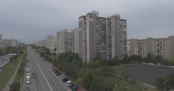 Inspección aérea. ciudad de megalópolis Kiev-Akademgorodok desde una altura. nube de otoño día. un gran número de edificios de gran altura en el distrito de dormir de Kiev. arquitectura de los tiempos de la URSS — Vídeo de stock