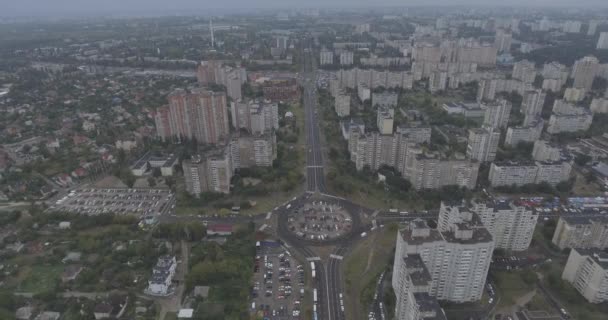 Sondaj aerian. Orașul megalopolis Kiev-Akademgorodok de la o înălțime. Norul zilei de toamnă. un număr mare de clădiri înalte din cartierul de dormit din Kiev. Arhitectura vremurilor URSS — Videoclip de stoc