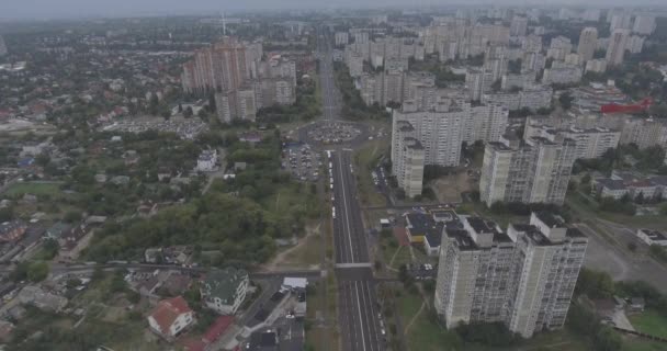 航空測量。高さからメガロポリス キエフ アカデムゴロドクの都市。秋の日の雲。キエフの眠っている地区に高層ビルの数が多い。ソ連時代のアーキテクチャ — ストック動画