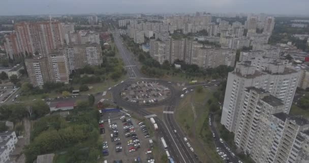 Levé aérien. ville de mégalopole Kiev-Akademgorodok d'une hauteur. jour d'automne nuage. un grand nombre de bâtiments de grande hauteur dans le quartier dormant de Kiev. architecture des temps de l'URSS — Video