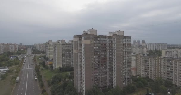 공중 조사입니다. 높이에서 폴리스 키예프-Akademgorodok의 도시. 가 날 구름입니다. 우크라이나의 자 지구에 고층 건물의 큰 수입니다. 소련 시대의 건축 — 비디오