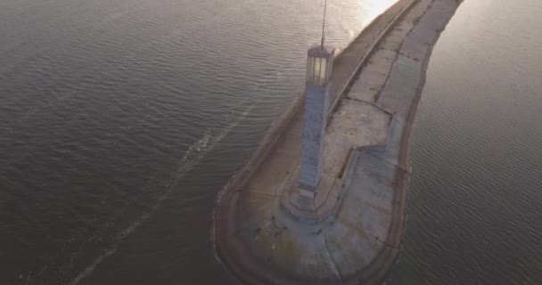 Luftaufnahme. Kiewer Meer, ein Leuchtturm, der am Dnjepr am 15. September 2017 steht. Sonnenaufgang über dem Fluss. der Wellenbrecher mit Leuchtfeuer steht auf dem Wasser und füllt die Stadt mit Wellen. — Stockvideo