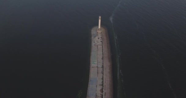 Flygfotografering. Kiev havet, en fyr som stående på floden Dnepr på 15. September 2017. Soluppgång över floden. Wavebreaker med en beacon står på vattnet och fyller staden med vågor. — Stockvideo