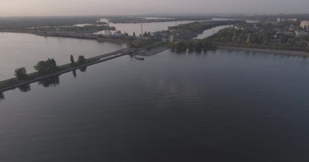 Luchtfoto enquête. De Kiev Sea, een vuurtoren aan de rivier de Dnjepr op 15 staan. September 2017. zonsopgang boven de rivier. De wavebreaker met een baken staat op het water en de stad vult met golven. — Stockvideo