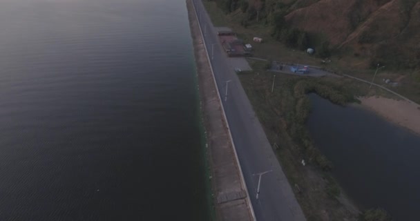 Inspección aérea. El mar de Kiev desde la altura de un vuelo de pájaro. hermoso terraplén en el Dniéper en la ciudad de Vyshgorod. amanecer, verano día soleado. central hidroeléctrica desde una altura al amanecer . — Vídeos de Stock