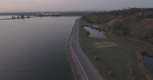 Aerial survey. The Kiev Sea from the height of a bird's flight. beautiful embankment on the Dnieper in the city of Vyshgorod. sunrise, summer sunny day. hydro power station from a height at sunrise. — Stock Video