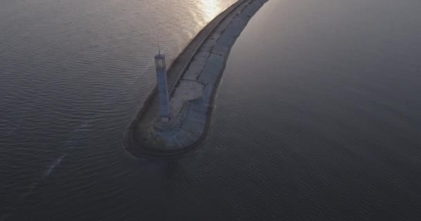 Εναέρια έρευνα. Τη θάλασσα Κίεβο, ένας φάρος που στέκεται στις όχθες του ποταμού Δνείπερου στις 15. Σεπτεμβρίου 2017. Ανατολή του ηλίου πάνω από τον ποταμό. Το wavebreaker με ένα φάρο στέκεται στο νερό και γεμίζει την πόλη με τα κύματα. — Αρχείο Βίντεο