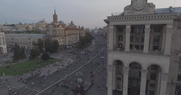 Luftundersøgelse. Kiev-Uafhængighedspladsen 25. august 2017. Der er skarer af mennesker, der går langs den centrale gade Khreschyatik på en vildere dag. Solnedgang over husene. mennesker hvile, de går til at se på udførelsen af forskellige grupper . – Stock-video