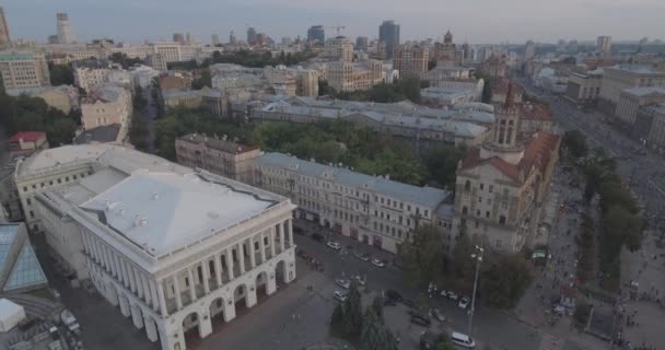 Hava anket. Kiev-bağımsızlık Meydanı 25. Ağustos 2017. Wilder'ın bir günde Khreschyatik merkezi cadde boyunca yürüyüş insanların kalabalıklar vardır. günbatımı evler üzerinde. tanığımız, onlar farklı gruplar performansta bakmak için gitmek. — Stok video