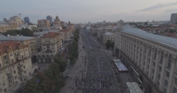 Luftaufnahme. Kiewer Unabhängigkeitsplatz 25. August 2017. An einem wilderen Tag gehen Menschenmassen entlang der zentralen Straße von Chreschyatik. Sonnenuntergang über den Häusern. Die Leute ruhen sich aus, sie schauen sich die Leistung der verschiedenen Gruppen an. — Stockvideo