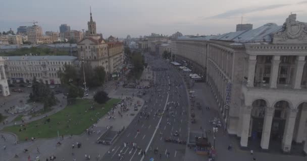 Indagine aerea. Kiev-Piazza dell'Indipendenza 25. Agosto 2017. Ci sono folle di persone che camminano lungo la strada centrale di Khreschyatik in una giornata più selvaggia. tramonto sulle case. le persone riposano, vanno a guardare le prestazioni di diversi gruppi . — Video Stock