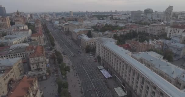 Hava anket. Kiev-bağımsızlık Meydanı 25. Ağustos 2017. Wilder'ın bir günde Khreschyatik merkezi cadde boyunca yürüyüş insanların kalabalıklar vardır. günbatımı evler üzerinde. tanığımız, onlar farklı gruplar performansta bakmak için gitmek. — Stok video