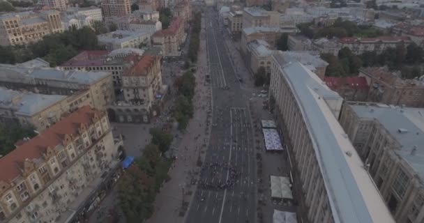 Indagine aerea. Kiev-Piazza dell'Indipendenza 25. Agosto 2017. Ci sono folle di persone che camminano lungo la strada centrale di Khreschyatik in una giornata più selvaggia. tramonto sulle case. le persone riposano, vanno a guardare le prestazioni di diversi gruppi . — Video Stock