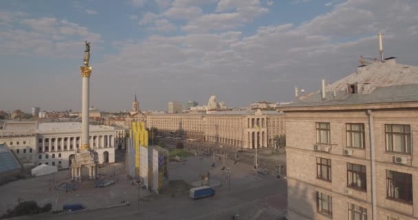 Εναέρια έρευνα. Πλατεία Κίεβο-ανεξαρτησίας 25. Αύγουστο του 2017. Υπάρχουν πλήθη των ανθρώπων που περπατούν κατά μήκος του κεντρικού δρόμου του Khreschyatik σε μια πιο άγρια μέρα. ηλιοβασίλεμα πάνω από τα σπίτια. άνθρωποι ανάπαυση, πηγαίνουν να εξετάσουμε την απόδοση των διαφόρων ομάδων. — Αρχείο Βίντεο
