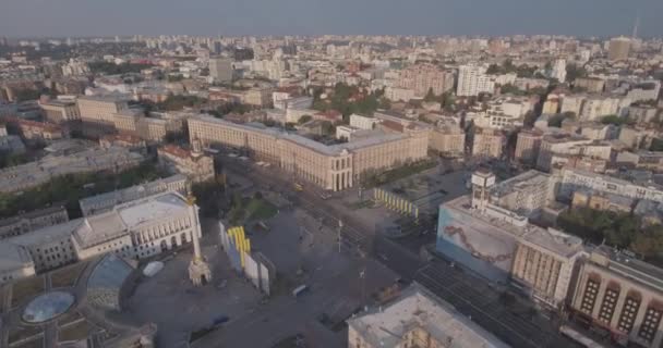 Indagine aerea. Kiev-Piazza dell'Indipendenza 25. Agosto 2017. Ci sono folle di persone che camminano lungo la strada centrale di Khreschyatik in una giornata più selvaggia. tramonto sulle case. le persone riposano, vanno a guardare le prestazioni di diversi gruppi . — Video Stock