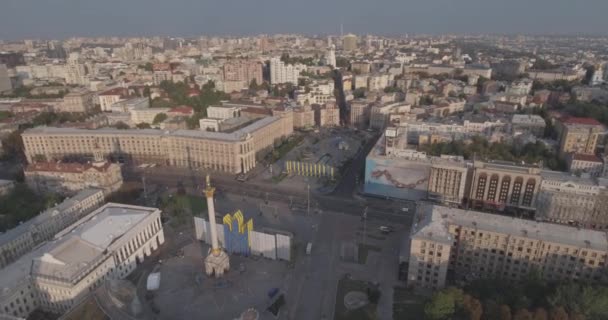 Indagine aerea. Kiev-Piazza dell'Indipendenza 25. Agosto 2017. Ci sono folle di persone che camminano lungo la strada centrale di Khreschyatik in una giornata più selvaggia. tramonto sulle case. le persone riposano, vanno a guardare le prestazioni di diversi gruppi . — Video Stock