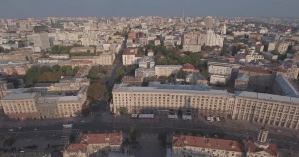 Kiev-Onafhankelijkheidsplein luchtfoto enquête, 20 augustus 2017. Stad landschap vanaf een hoogte bij zonsopgang. Zomerochtend, dageraad over de oude stad van Kiev. Schieten vanuit de lucht van huizen bij dageraad. — Stockvideo