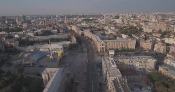 Kiev-Onafhankelijkheidsplein luchtfoto enquête, 20 augustus 2017. Stad landschap vanaf een hoogte bij zonsopgang. Zomerochtend, dageraad over de oude stad van Kiev. Schieten vanuit de lucht van huizen bij dageraad. — Stockvideo