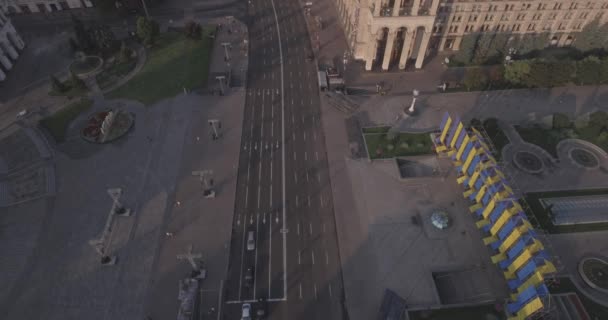 Encuesta aérea de Kiev-Plaza de la Independencia, 20 de agosto de 2017. Paisaje urbano desde una altura al amanecer. Mañana de verano, amanecer sobre la antigua ciudad de Kiev. Disparos desde el aire de las casas al amanecer . — Vídeos de Stock