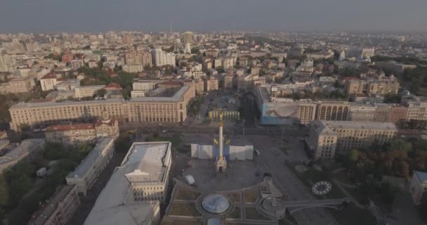 Encuesta aérea de Kiev-Plaza de la Independencia, 20 de agosto de 2017. Paisaje urbano desde una altura al amanecer. Mañana de verano, amanecer sobre la antigua ciudad de Kiev. Disparos desde el aire de las casas al amanecer . — Vídeos de Stock