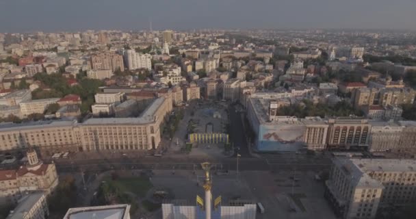 Kijevi Függetlenség tér légi felmérés, 20 augusztus 2017. Városi táj napkeltekor a magasból. Nyári reggel, dawn át az ősi Kiev városát. Lövés a levegőből házak hajnalban. — Stock videók