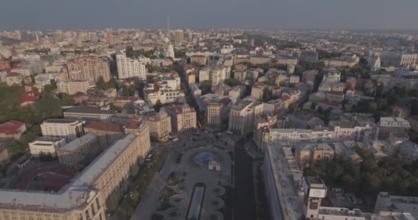 Kiev-Onafhankelijkheidsplein luchtfoto enquête, 20 augustus 2017. Stad landschap vanaf een hoogte bij zonsopgang. Zomerochtend, dageraad over de oude stad van Kiev. Schieten vanuit de lucht van huizen bij dageraad. — Stockvideo