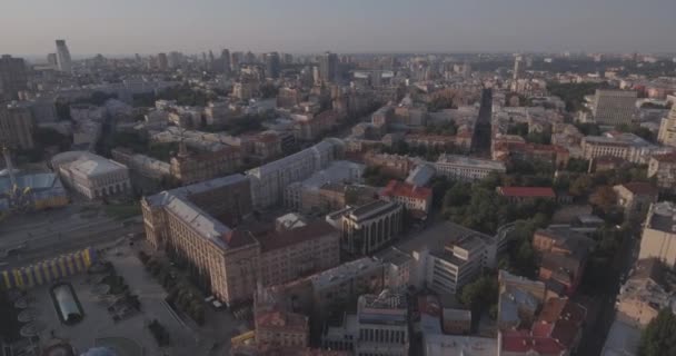 Kiev-Onafhankelijkheidsplein luchtfoto enquête, 20 augustus 2017. Stad landschap vanaf een hoogte bij zonsopgang. Zomerochtend, dageraad over de oude stad van Kiev. Schieten vanuit de lucht van huizen bij dageraad. — Stockvideo