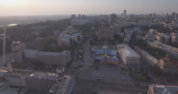 Inquérito aéreo Kyiv-Independence Square, 20 de agosto de 2017. Paisagem da cidade de uma altura ao nascer do sol. Manhã de verão, amanhecer sobre a antiga cidade de Kiev. Tiroteio do ar das casas ao amanhecer . — Vídeo de Stock