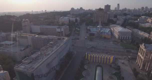 Kyiv-Unabhängigkeit quadratische Luftaufnahme, 20. August 2017. Stadtlandschaft aus einer Höhe bei Sonnenaufgang. Sommermorgen, Morgengrauen über der antiken Stadt Kiev. Schüsse aus der Luft von Häusern im Morgengrauen. — Stockvideo