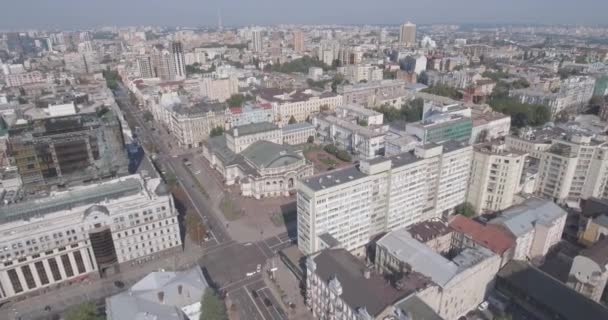 Rua Kiev Vladimirskaya Aerial. Paisagem da cidade a partir do auge do voo de um pássaro no alvorecer do dia. Casas antigas ficam ao lado da arquitetura moderna. Bonito Kuyv antigo . — Vídeo de Stock