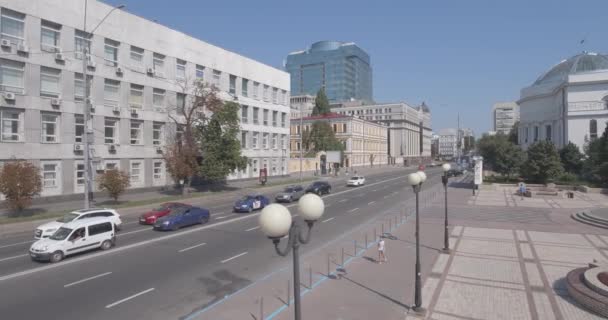 空中のキエフの通りウラジミール。2017 年 8 月 20 日。都市景観、住宅街やキエフの通り夏の日の出。車がトラフィックを継続する信号を待っています。. — ストック動画
