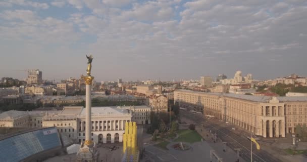 Πλατεία ανεξαρτησίας-Κίεβο εναέρια έρευνα, 20 Αυγούστου 2017. Τοπίο της πόλης από ύψος στο sunrise. Το πρωί το καλοκαίρι, Αυγή πάνω στην αρχαία πόλη του Κίεβου. Γυρίσματα από τον αέρα των σπιτιών στην αυγή. — Αρχείο Βίντεο