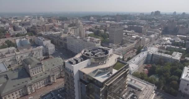 Letecký průzkum. skleněné kancelářské budovy v městě Kyjevě. 13. srpna 2017. Městská krajina z ptačí perspektivy. Starověké znalosti s konstrukcí s moderní krásná budova. Slunečné ráno — Stock video