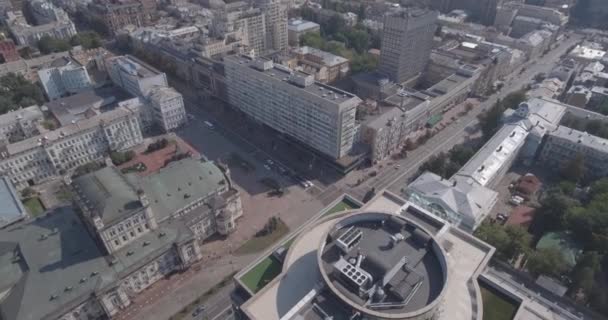 Vladimirskaya Aerial street Kijów. Miasto krajobraz z wysokości lotu ptaka o brzasku dnia. Starożytne domy stoją obok nowoczesnej architektury. Piękny antyczny Kuyv. — Wideo stockowe