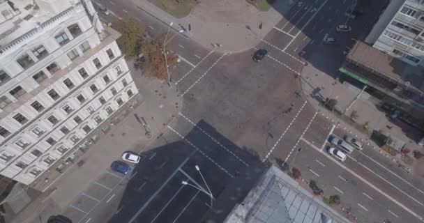 Intersecção aérea, Automóvel. A cidade de Kiev é Vladimirskaya Street. Os carros estão no cruzamento. Cidade paisagem centro da cidade. vista de cima. Verão manhã ensolarada em uma bela cidade . — Vídeo de Stock
