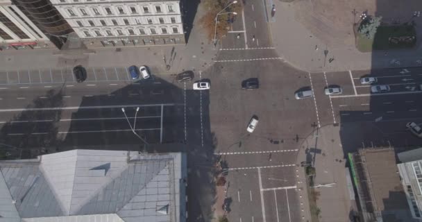 Antenn, Automobile skärningspunkt. Den stad i Kiev är Vladimirskaya Street. bilarna vid korsningen. Liggande staden centrum. Visa från ovan. Solig sommarmorgon i en vacker stad. — Stockvideo