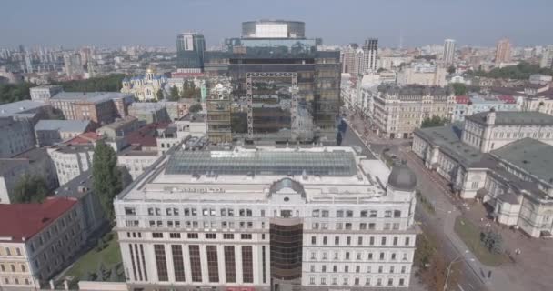 Inquérito aéreo. edifício de escritórios de vidro na cidade de Kiev. 13 de agosto de 2017. paisagem urbana da vista de um pássaro. Conhecimento antigo com construção com um belo edifício moderno. manhã ensolarada — Vídeo de Stock