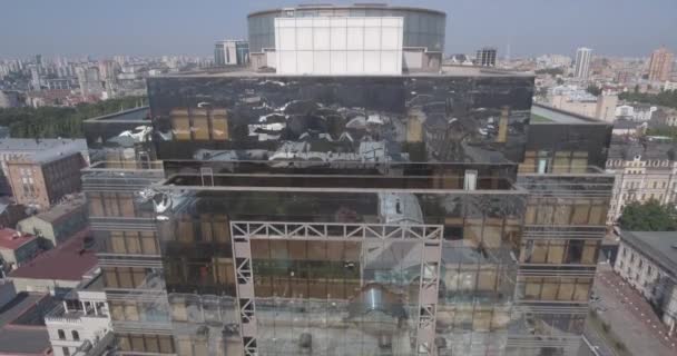 Levé aérien. immeuble de bureaux en verre dans la ville de Kiev. 13 août 2017. paysage urbain d'un point de vue d'oiseau. Connaissances anciennes avec construction avec un beau bâtiment moderne. matin ensoleillé — Video