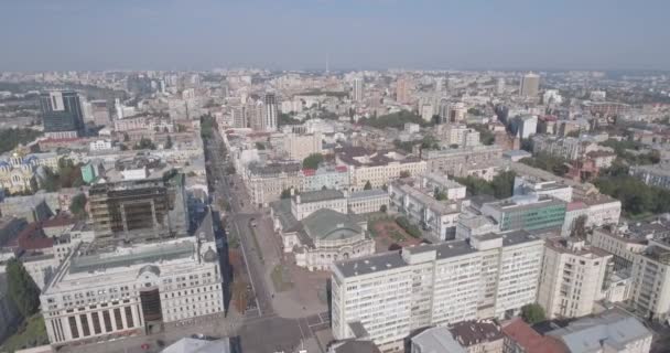 Rua Kiev Vladimirskaya Aerial. Paisagem da cidade a partir do auge do voo de um pássaro no alvorecer do dia. Casas antigas ficam ao lado da arquitetura moderna. Bonito Kuyv antigo . — Vídeo de Stock