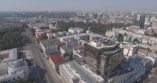 Inquérito aéreo. edifício de escritórios de vidro na cidade de Kiev. 13 de agosto de 2017. paisagem urbana da vista de um pássaro. Conhecimento antigo com construção com um belo edifício moderno. manhã ensolarada — Vídeo de Stock