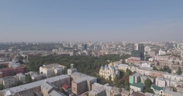 Kiev via Vladimirskaya Aerial. Paesaggio urbano dall'alto del volo di un uccello all'alba della giornata. Case antiche sorgono accanto all'architettura moderna. Bella Kuyv antica . — Video Stock