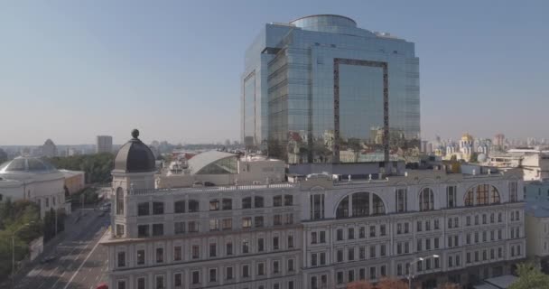 空中调查在基辅市的玻璃办公大楼。2017年8月13日。从鸟瞰图看城市景观。古老的知识与建筑的现代美丽的建筑。晴朗的早晨 — 图库视频影像