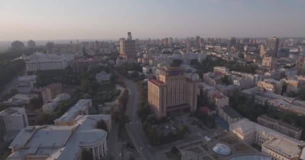 Sondaj aerian Kiev-Independence Square, 20 august 2017. Peisajul orașului de la o înălțime la răsărit. Dimineața de vară, zori peste orașul antic Kiev. Impuscaturi din aerul caselor in zori . — Videoclip de stoc