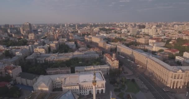 Encuesta aérea de Kiev-Plaza de la Independencia, 20 de agosto de 2017. Paisaje urbano desde una altura al amanecer. Mañana de verano, amanecer sobre la antigua ciudad de Kiev. Disparos desde el aire de las casas al amanecer . — Vídeos de Stock