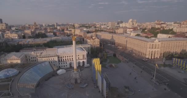 キエフの独立広場航空測量、2017 年 8 月 20 日。日の出の高さから都市景観。夏の朝、古代都市キエフ上の夜明け。明け方に家の空気から撮影. — ストック動画