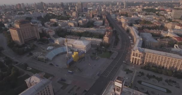 Kyiv-Unabhängigkeit quadratische Luftaufnahme, 20. August 2017. Stadtlandschaft aus einer Höhe bei Sonnenaufgang. Sommermorgen, Morgengrauen über der antiken Stadt Kiev. Schüsse aus der Luft von Häusern im Morgengrauen. — Stockvideo