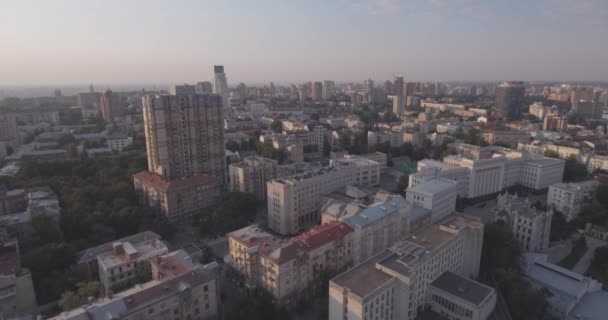 Kijevi Függetlenség tér légi felmérés, 20 augusztus 2017. Városi táj napkeltekor a magasból. Nyári reggel, dawn át az ősi Kiev városát. Lövés a levegőből házak hajnalban. — Stock videók