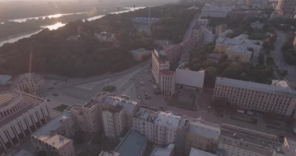 Inquérito aéreo Kyiv-Independence Square, 20 de agosto de 2017. Paisagem da cidade de uma altura ao nascer do sol. Manhã de verão, amanhecer sobre a antiga cidade de Kiev. Tiroteio do ar das casas ao amanhecer . — Vídeo de Stock